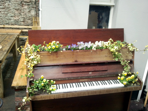 Piano used as a planter